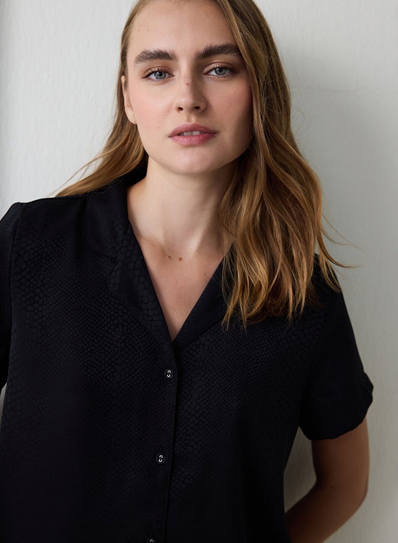 بنتي طقم بيجامة ساتان بأكمام قصيرة وياقة قميص مع شورت - Image 2